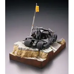 Figurka The Dark Knight Legacy of Revoltech - Batmobile Tumbler in Gotham City