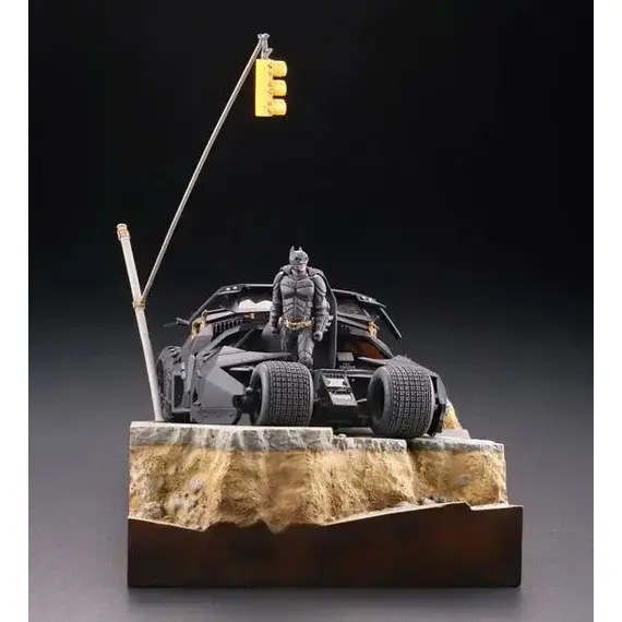 Figurka The Dark Knight Legacy of Revoltech - Batmobile Tumbler in Gotham City- Zdjęcie 4