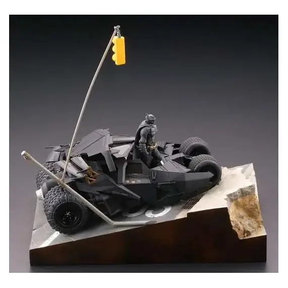 Figurka The Dark Knight Legacy of Revoltech - Batmobile Tumbler in Gotham City- Zdjęcie 3
