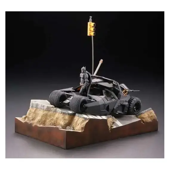 Figurka The Dark Knight Legacy of Revoltech - Batmobile Tumbler in Gotham City- Zdjęcie 2