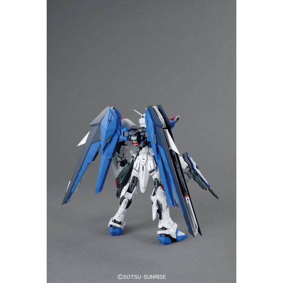 Model figurki GUNDAM MG 1/100 Freedom Gundam Ver.2.0 BL- Zdjęcie 4