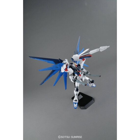 Model figurki GUNDAM MG 1/100 Freedom Gundam Ver.2.0 BL- Zdjęcie 15