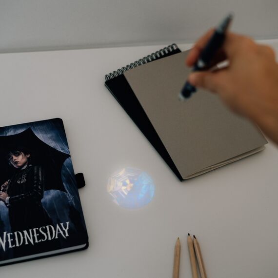 Notes premium A5 ze świecącym długopisem Wednesday- Zdjęcie 5